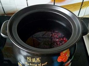 至少浸泡两个小时以上，倒入砂锅中，一次性加入足够的清水。