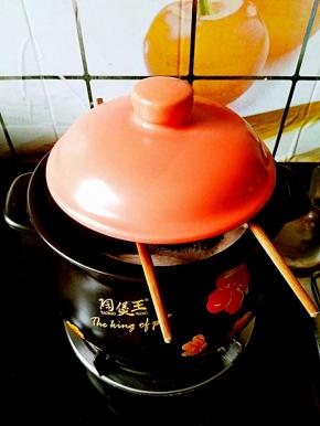 烧开之后，架上两只筷子，把盖子放在筷子上面，以防溢出。