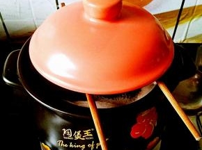 烧开之后，架上两只筷子，把盖子放在筷子上面，以防溢出。