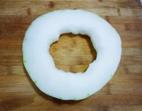 清洗干净，去皮，去瓤