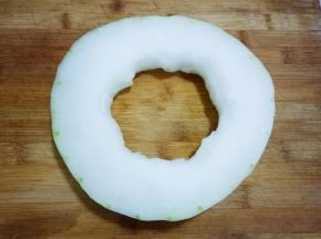 清洗干净，去皮，去瓤