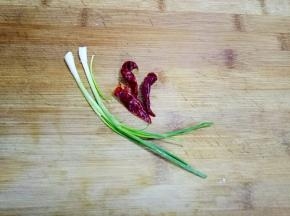 小葱2棵清洗干净，干辣椒冲洗干净