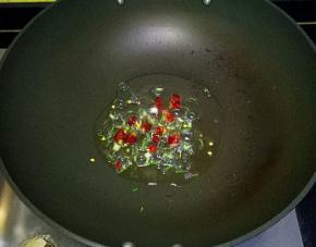 炒锅里倒入适量油烧热，放入小葱、干红辣椒爆香