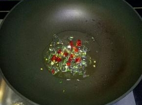 炒锅里倒入适量油烧热，放入小葱、干红辣椒爆香