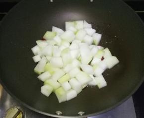 放入冬瓜块翻炒