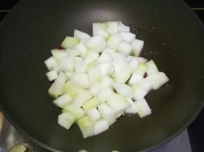 放入冬瓜块翻炒