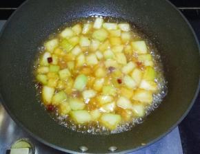 加入适量盐，适量清水，中小火焖至冬瓜熟