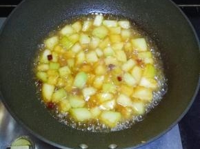 加入适量盐，适量清水，中小火焖至冬瓜熟