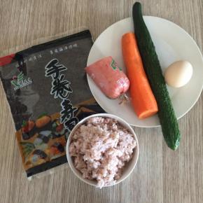 准备食材：红梗米饭、鸡蛋、黄瓜、胡萝卜、火腿肠