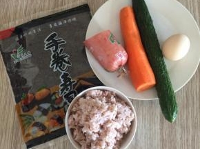 准备食材：红梗米饭、鸡蛋、黄瓜、胡萝卜、火腿肠
