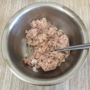 米饭趁热放入精盐、香油翻拌均匀