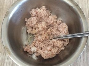 米饭趁热放入精盐、香油翻拌均匀