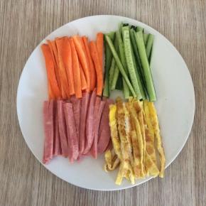 把胡萝卜、黄瓜、鸡蛋、火腿全部切成长条