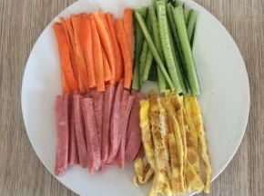 把胡萝卜、黄瓜、鸡蛋、火腿全部切成长条