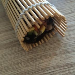 用竹帘卷起来，可重复多次，卷的扎实一点