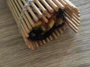 用竹帘卷起来，可重复多次，卷的扎实一点