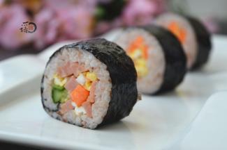 把卷好的紫菜包饭切段、摆盘