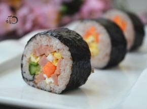 把卷好的紫菜包饭切段、摆盘