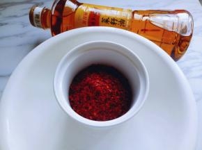 辣椒粉装在容器里，(容器一定要是耐高温的)