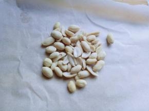 花生是我前几天炒的，刚好没吃完。(如果买来生么花生，要将花生炒熟，去皮。)