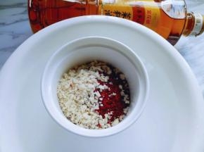 将擀碎的花生加入辣椒粉器具里。