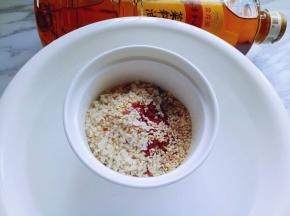 在加入熟芝麻，(芝麻要选用脱皮的)