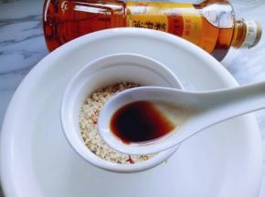 再加入一勺生抽，是辣椒面有一点湿润，(1.增减调味。2.防止油温过高辣椒粉会焦糊。)