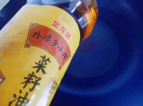 锅中加入菜籽油，这里可以适当多加一些油。(其它食用油也可以)