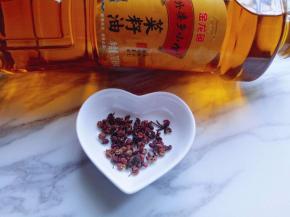 准备好花椒，洗干净，淋干水份备用(一定要淋干水份。)