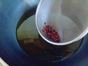待花椒煸出香味时用细晒捞出。