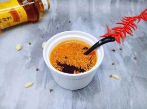 百搭的油辣子，随吃随盛两勺，方便。