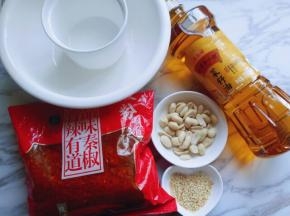 准备食材；辣椒粉是我超市买的袋装的(也可以用干辣椒碾碎)
