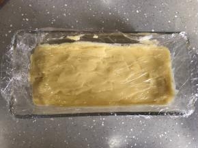 将制作好的卡仕达酱倒入干净容器，保鲜膜覆盖表面，防止水份过重。放入冰箱冷藏备用。