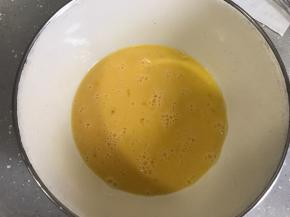 鸡蛋打散备用，不用打发。