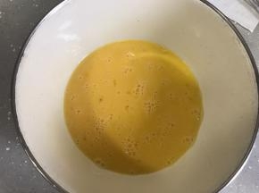 鸡蛋打散备用，不用打发。