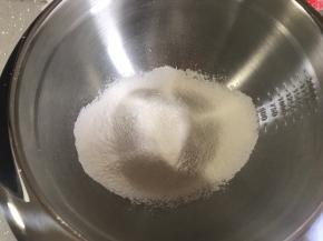 低筋面粉提前过筛备用。