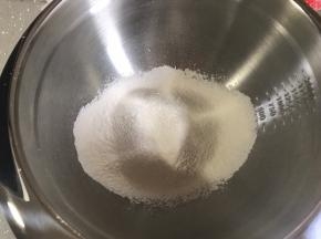 低筋面粉提前过筛备用。