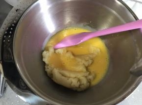 加入一半全蛋液，切拌烫熟的面粉吸收鸡蛋液。