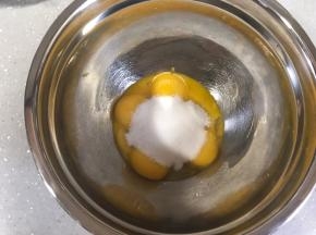 蛋黄加入细砂糖搅拌均匀。不用打发哦，搅拌均匀即可。
