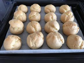 出炉的泡芙。胖鼓鼓的很可爱。室温放凉。
