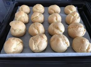 出炉的泡芙。胖鼓鼓的很可爱。室温放凉。
