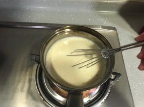 期间要不断搅拌防止结块粘锅。搅拌至浓稠状。