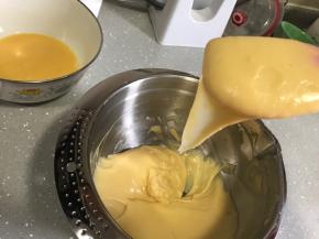 观察面糊状态，当面糊出现挂在刮刀上呈倒三角形即可。