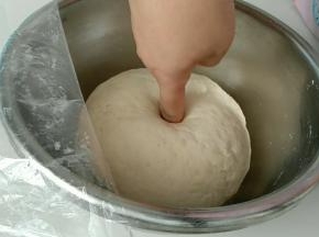 手指戳一个洞，不变形即可，发酵好。