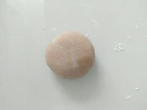 取部分白面团加入适量可可粉。