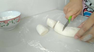 充分揉捏排气后，分成小剂子。