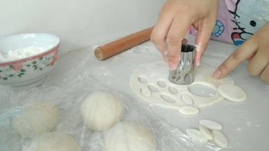 椭圆是耳朵，圆做耳朵。