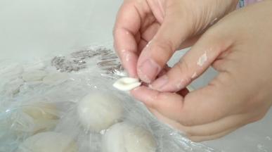 取其中一半，对折，耳朵出来了。