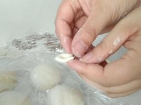 取其中一半，对折，耳朵出来了。