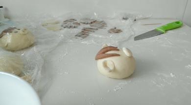 粘上头发，耳朵，鼻子。